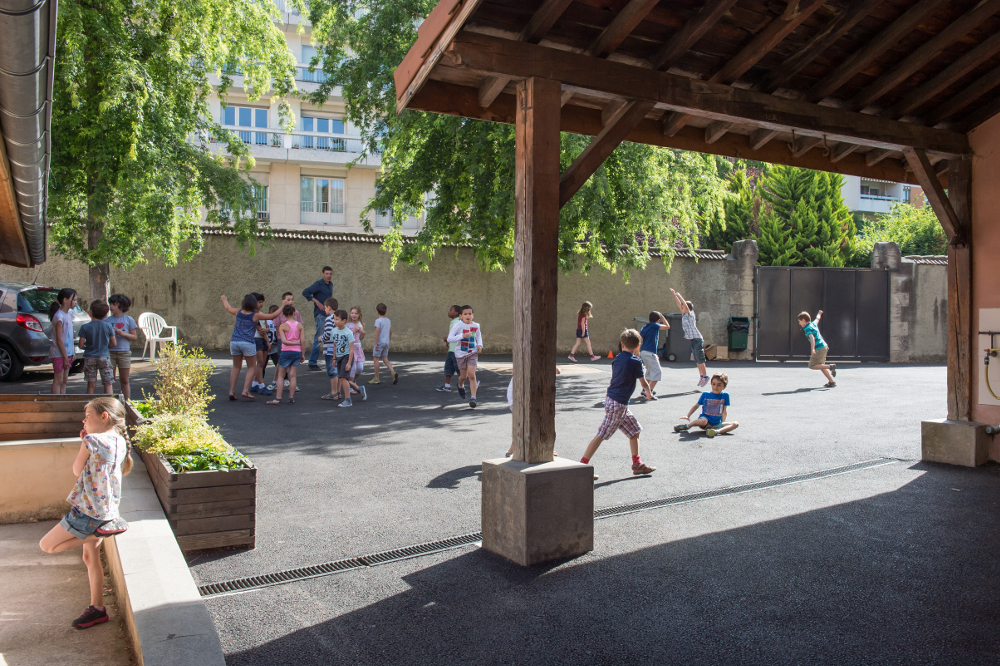 Enfants qui jouent dans la cours de récré